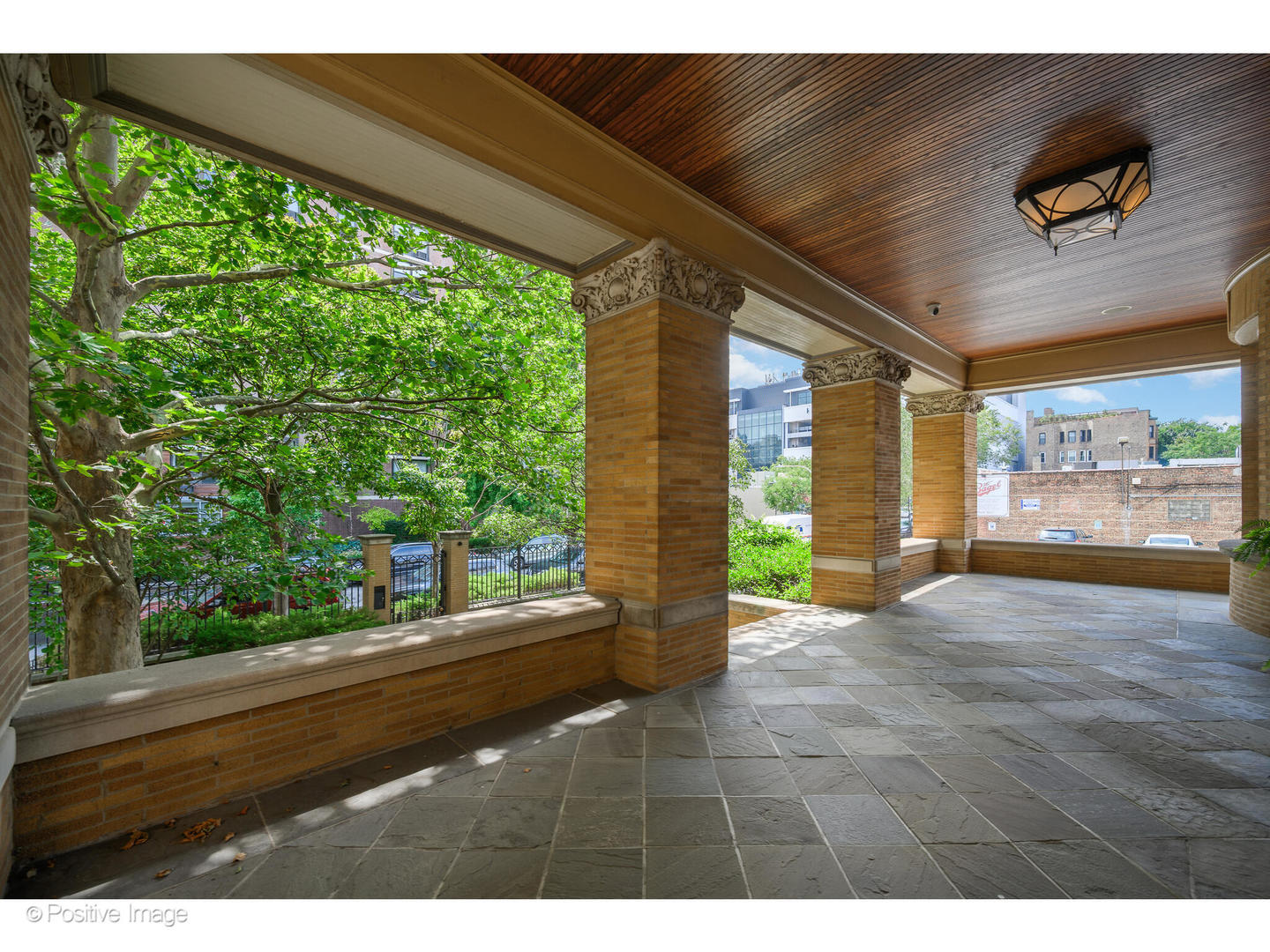 536 W Barry Ave Chicago, IL 60657