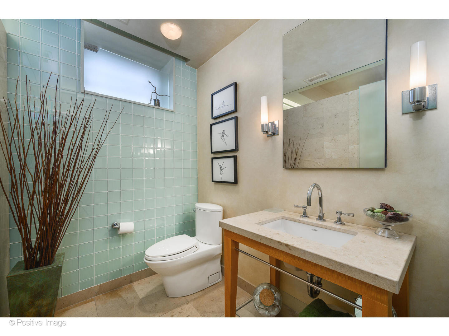 536 W Barry Ave Chicago, IL 60657