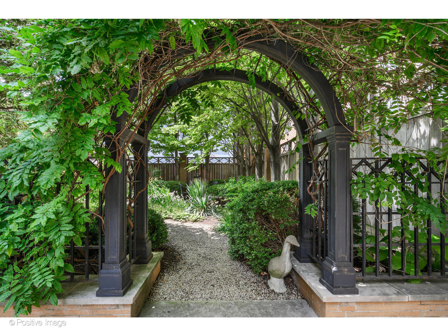 536 W Barry Ave Chicago, IL 60657