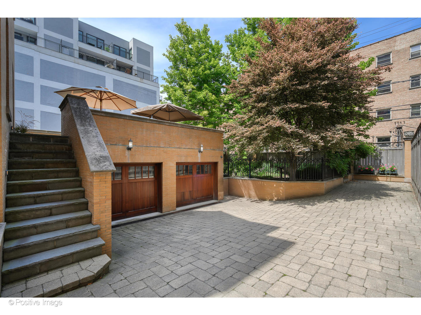 536 W Barry Ave Chicago, IL 60657