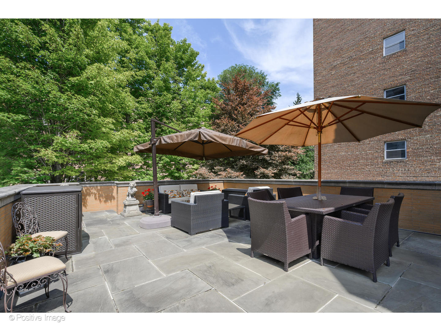 536 W Barry Ave Chicago, IL 60657