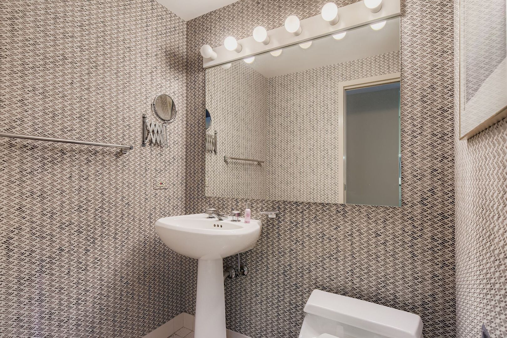 100 E Huron St #2001 Chicago, IL 60611