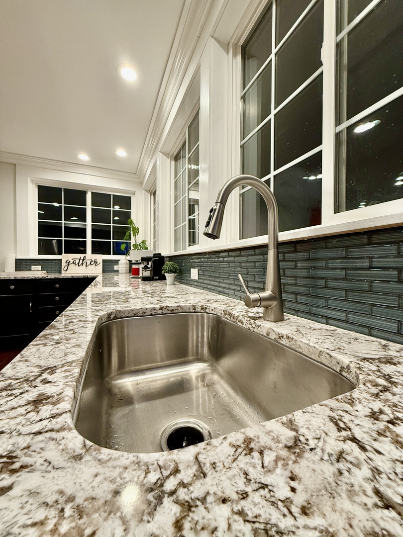 747 Delius St Aurora, IL 60505