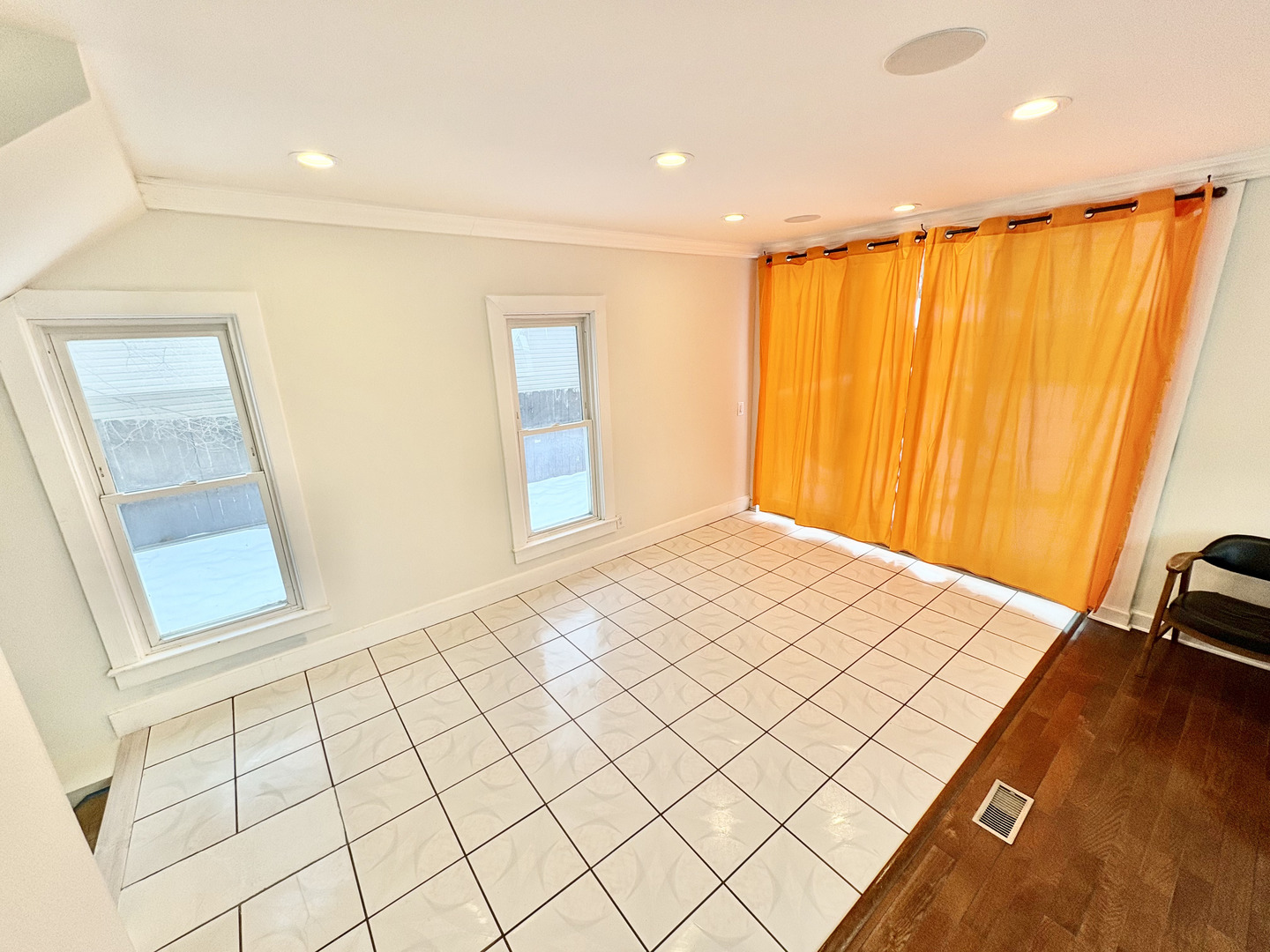 747 Delius St Aurora, IL 60505