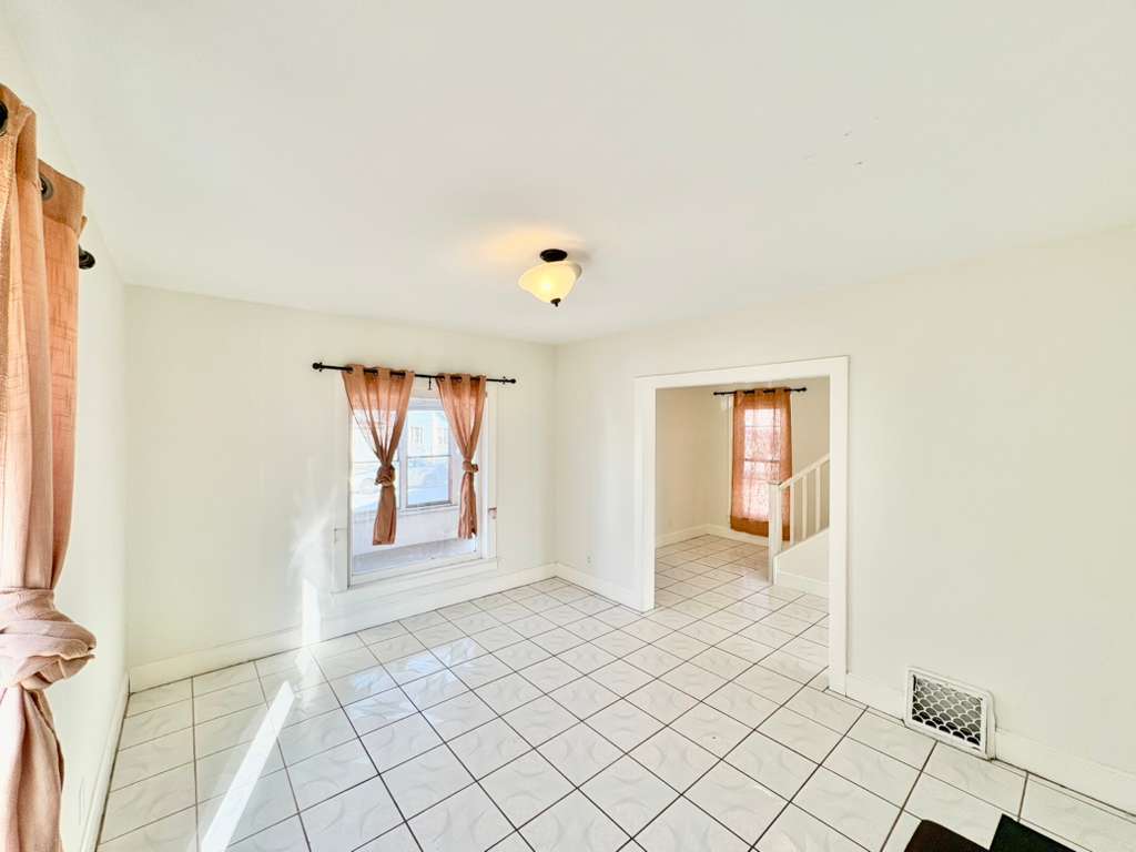 747 Delius St Aurora, IL 60505