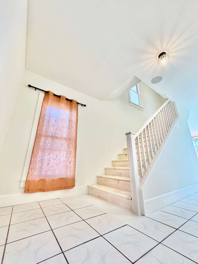 747 Delius St Aurora, IL 60505