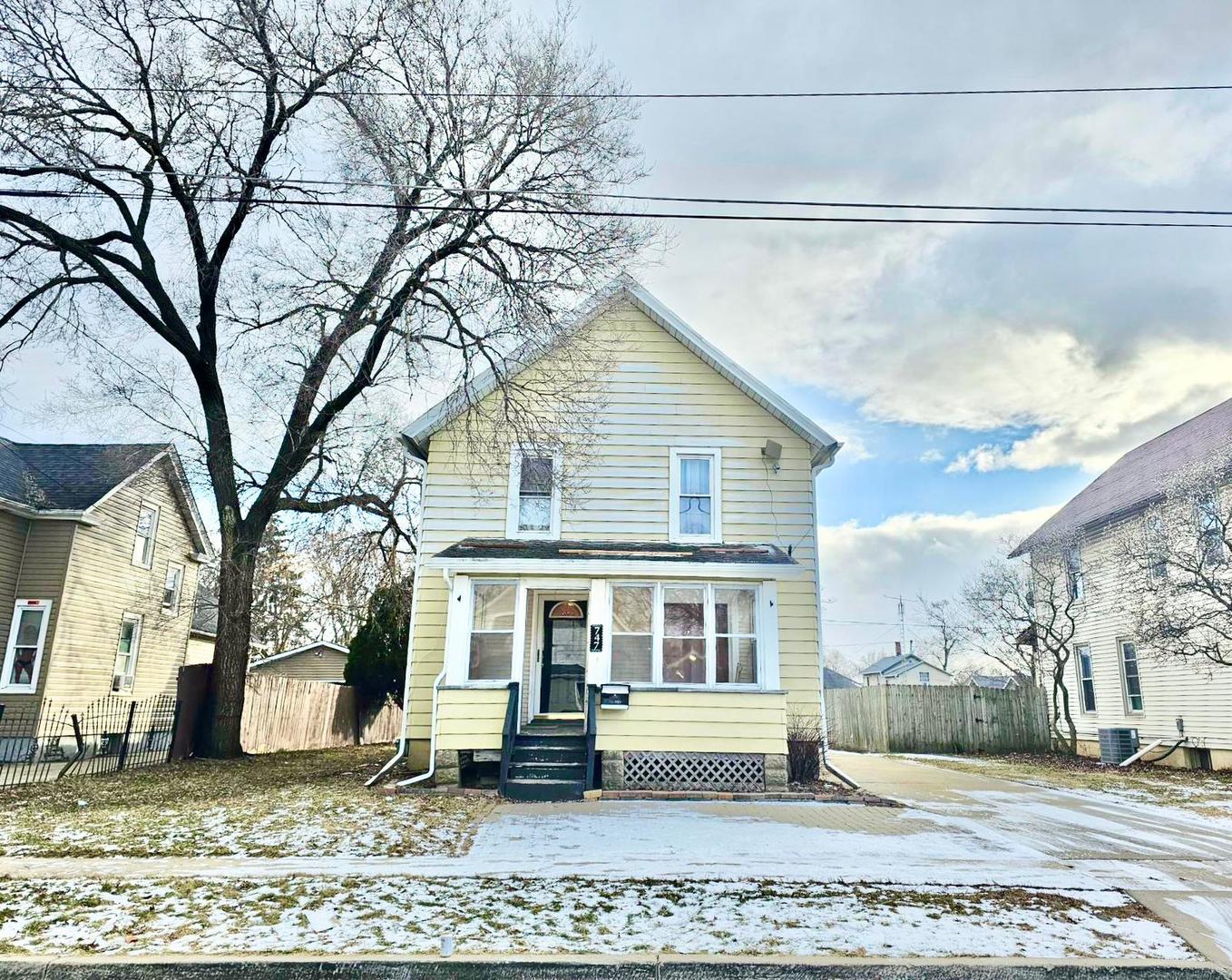 747 Delius St Aurora, IL 60505