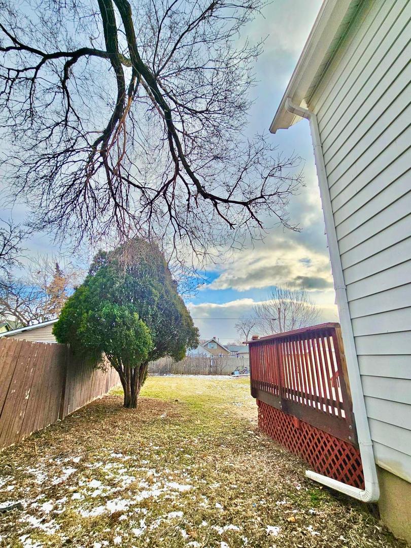 747 Delius St Aurora, IL 60505