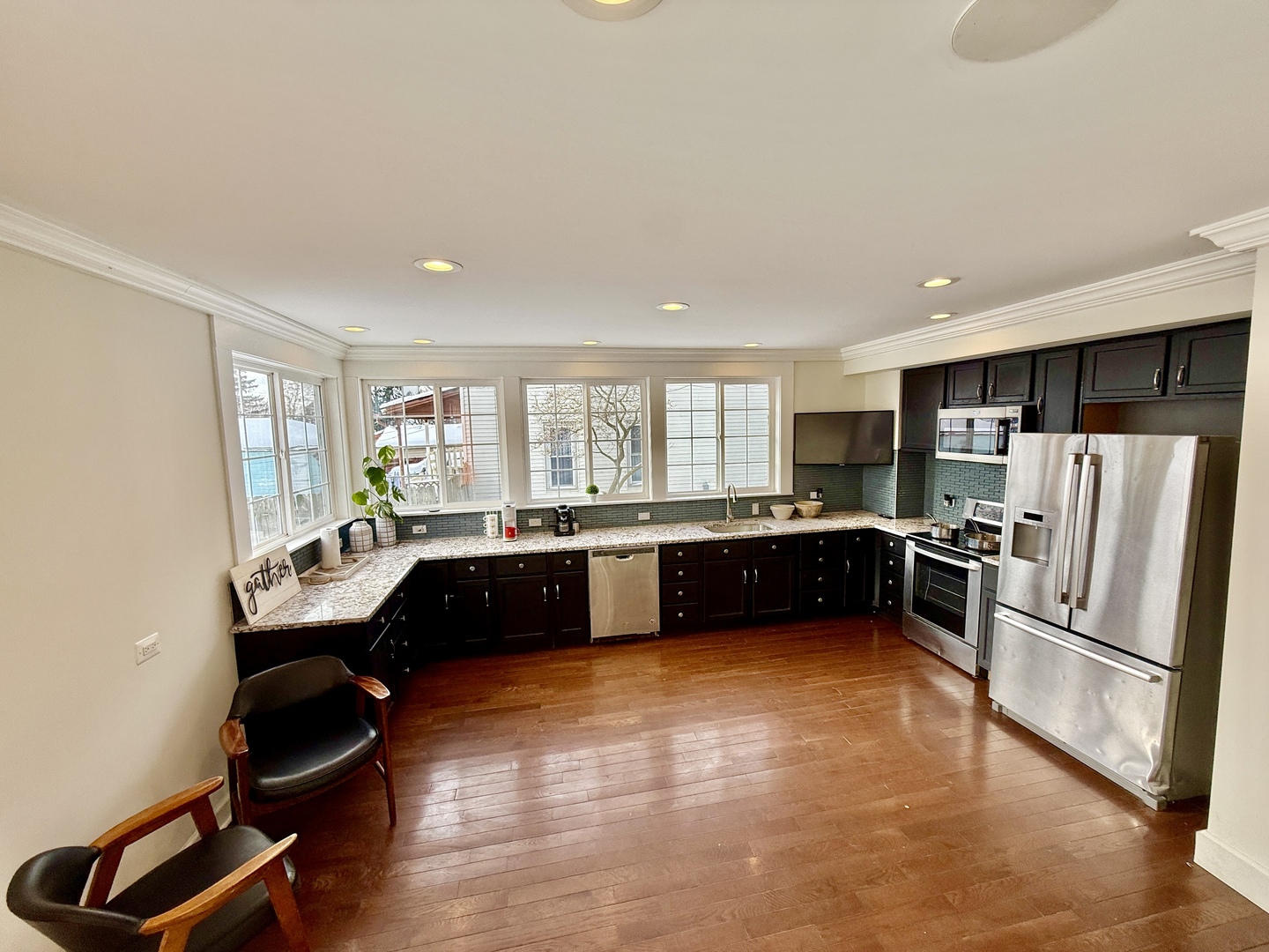 747 Delius St Aurora, IL 60505