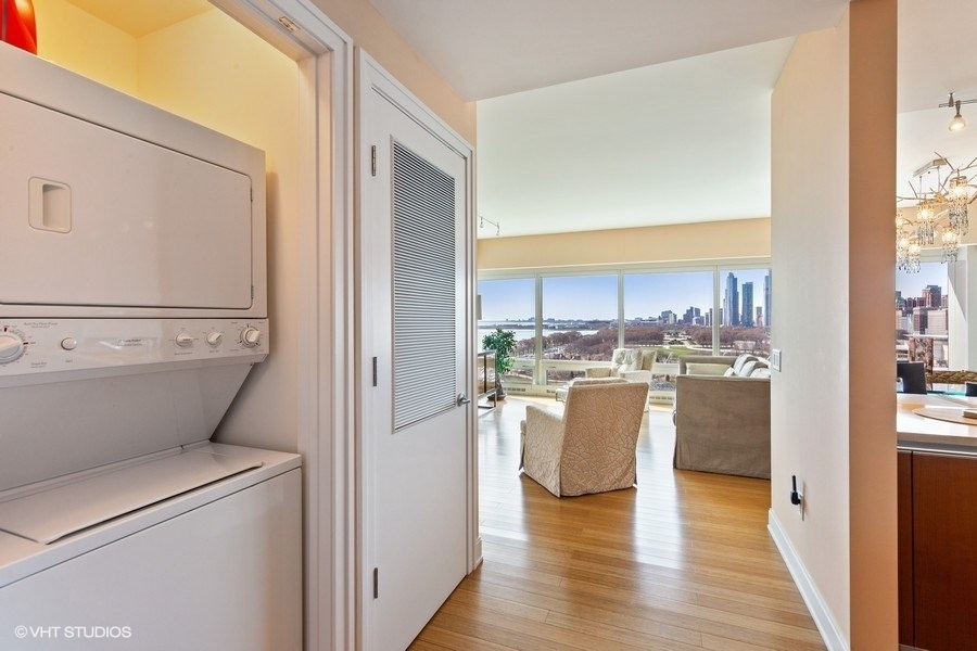 340 E RANDOLPH St #905 Chicago, IL 60601