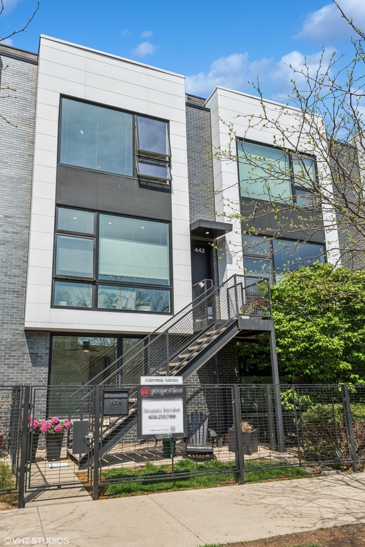 442 W Oak St
