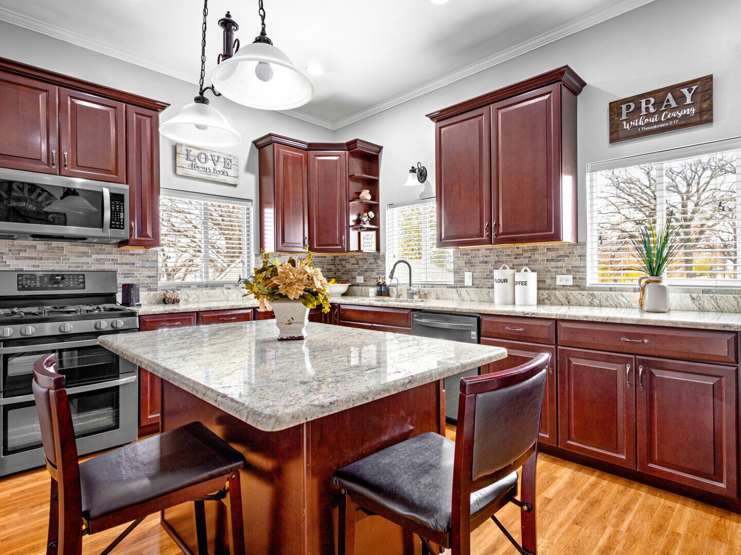 506 W Oneida St Joliet, IL 60435