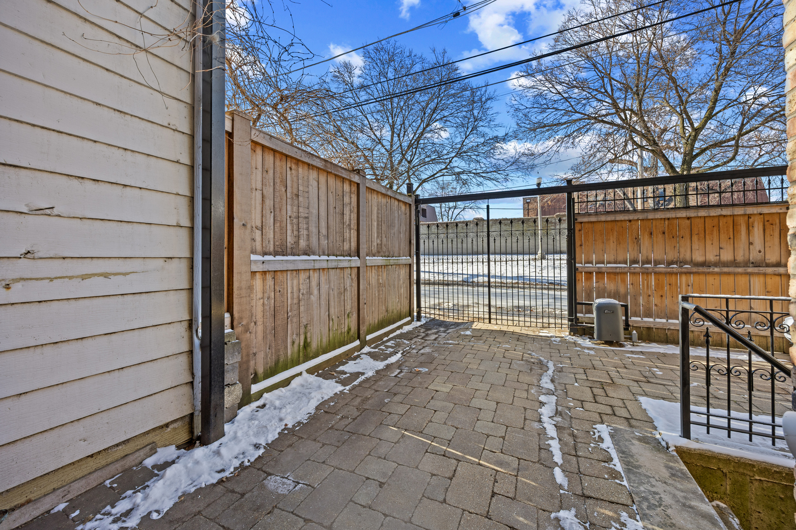 3818 N Alta Vis Ter Chicago, IL 60613