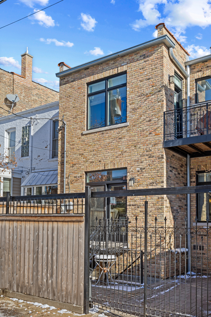 3818 N Alta Vis Ter Chicago, IL 60613