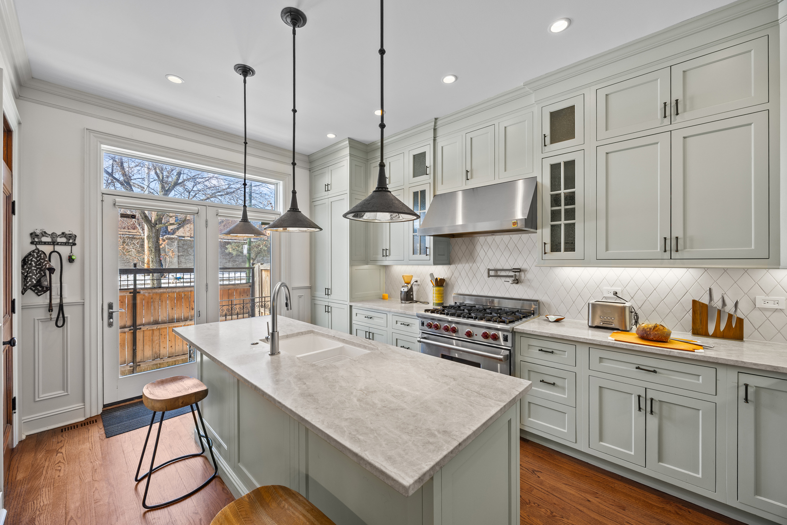 3818 N Alta Vis Ter Chicago, IL 60613