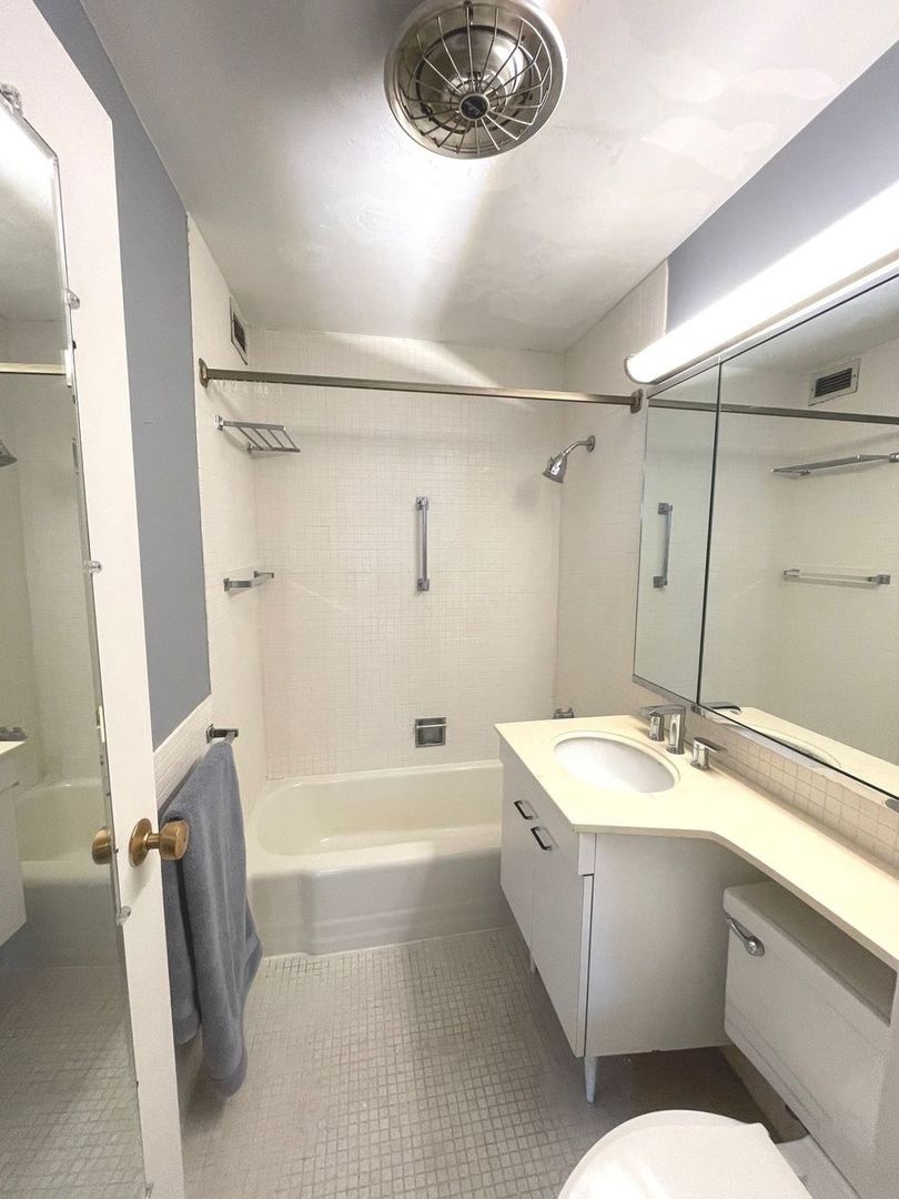 400 E Randolph St #1204 Chicago, IL 60601 400 E Randolph St #1204 Chicago, IL 60601