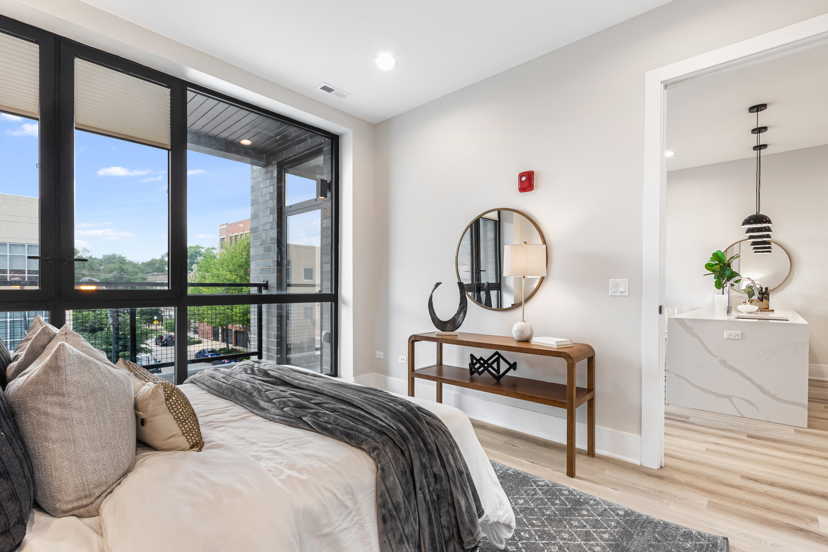 5753 N Broadway St #303 Chicago, IL 60660