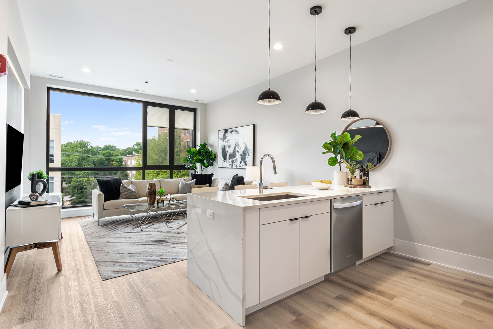 5753 N Broadway St #303 Chicago, IL 60660