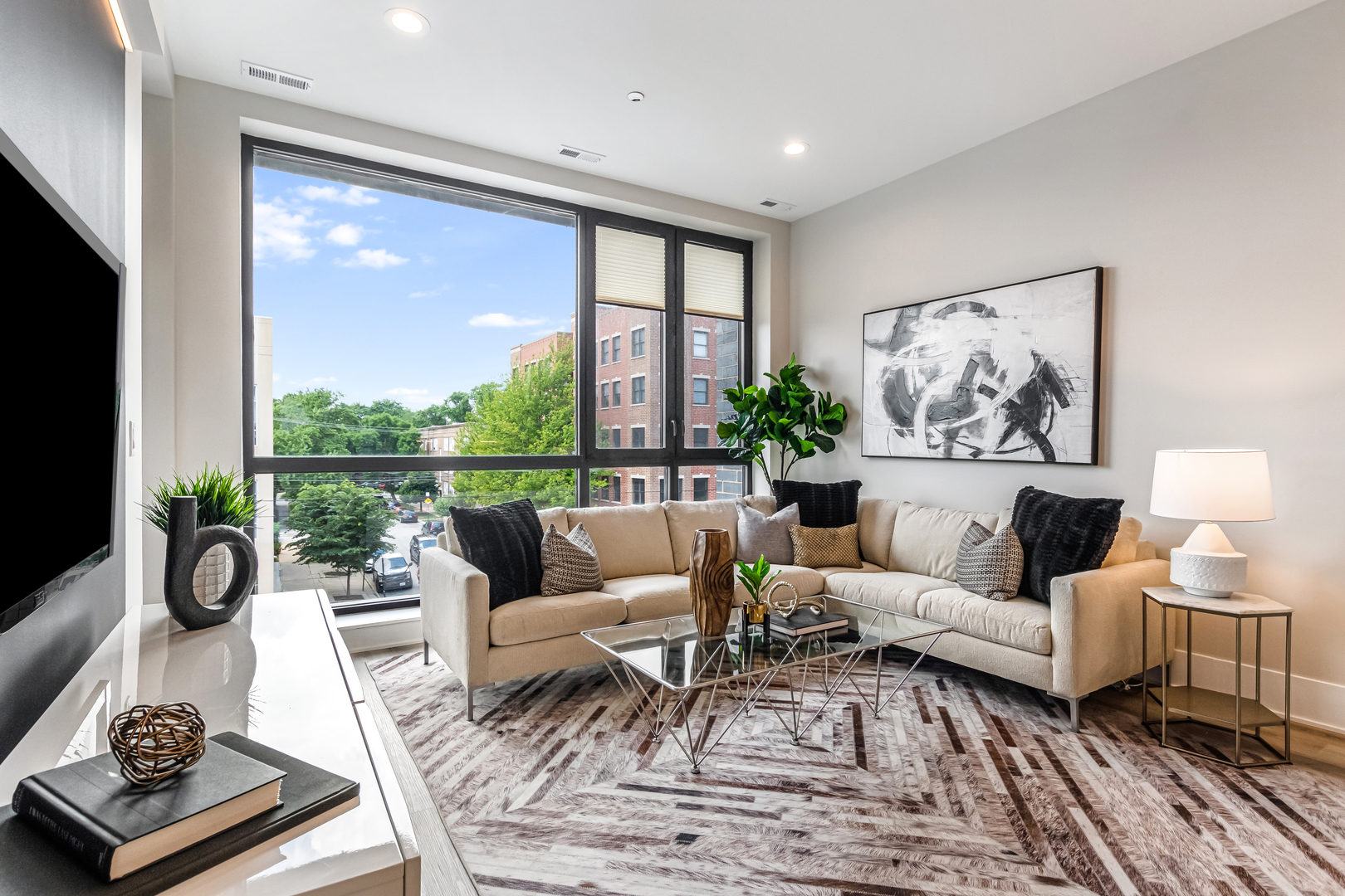 5753 N Broadway St #303 Chicago, IL 60660