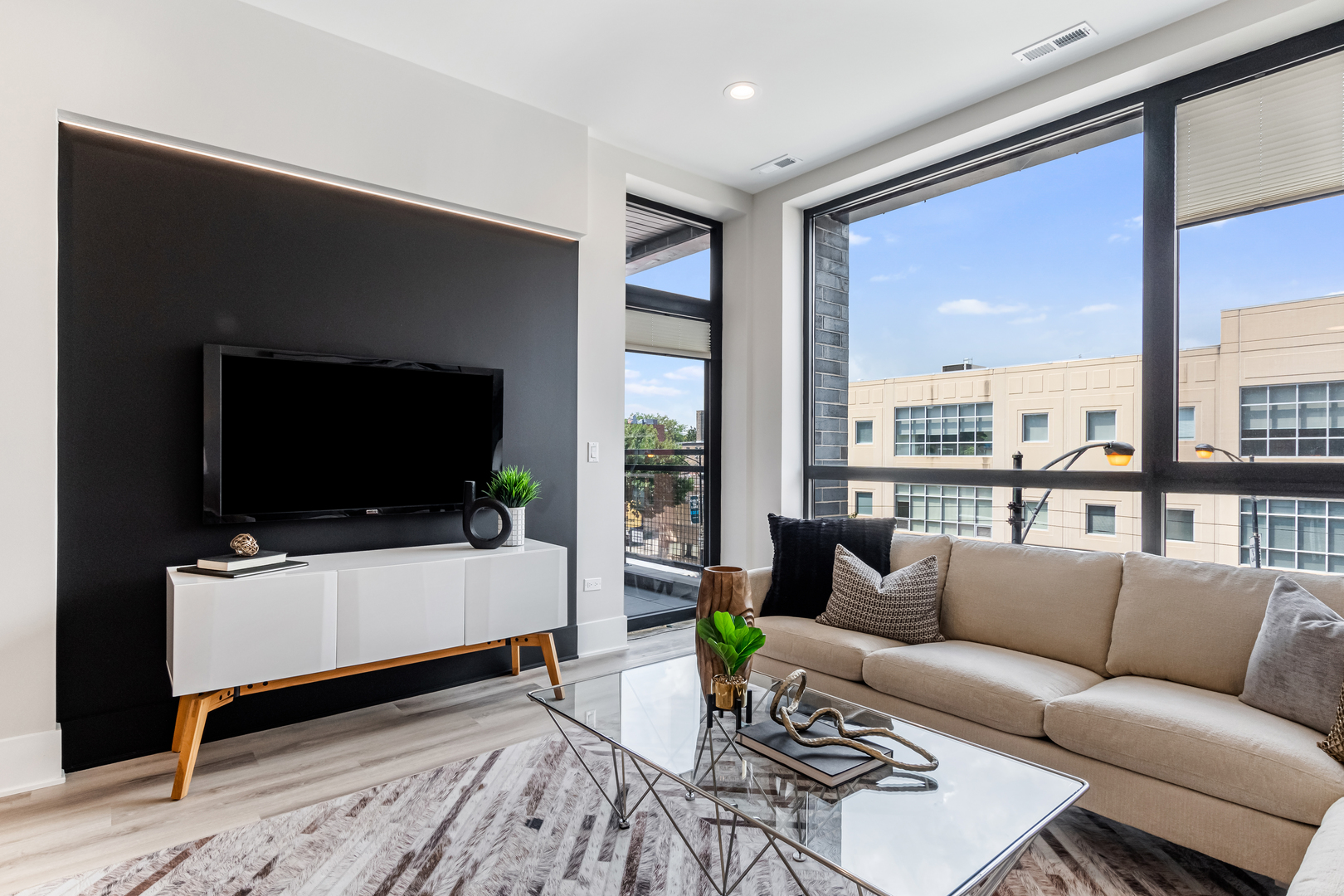 5753 N Broadway St #303 Chicago, IL 60660