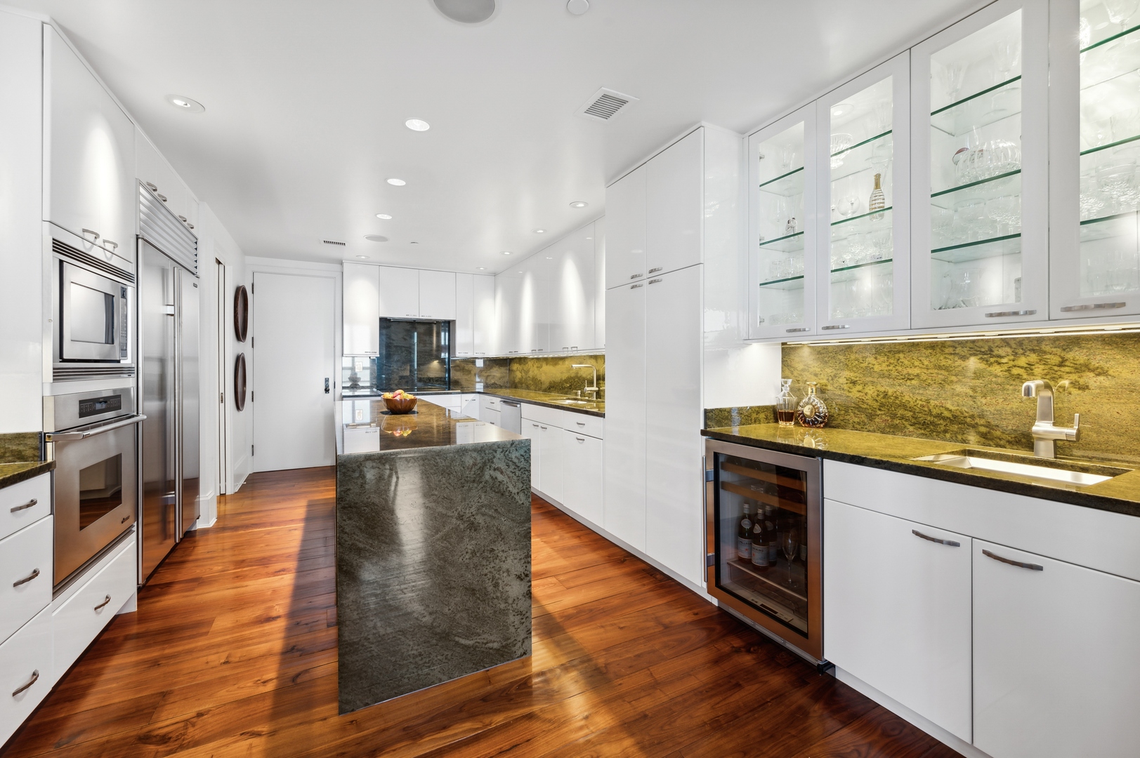 180 E PEARSON St #5902 Chicago, IL 60611