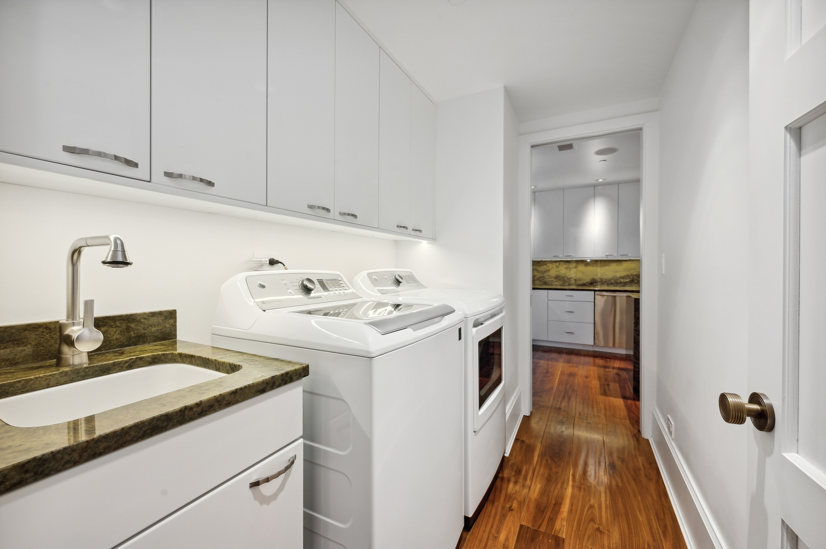 180 E PEARSON St #5902 Chicago, IL 60611