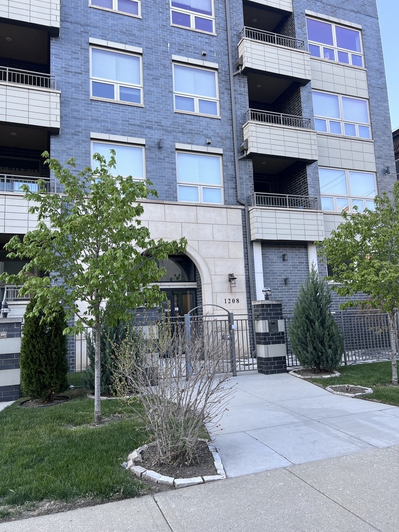 1208 E 64th St #1B
