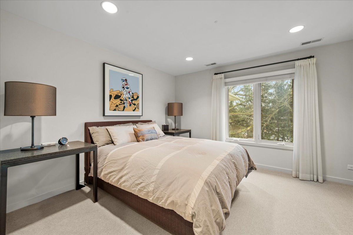 1643 Sylvester Pl Highland Park, IL 60035