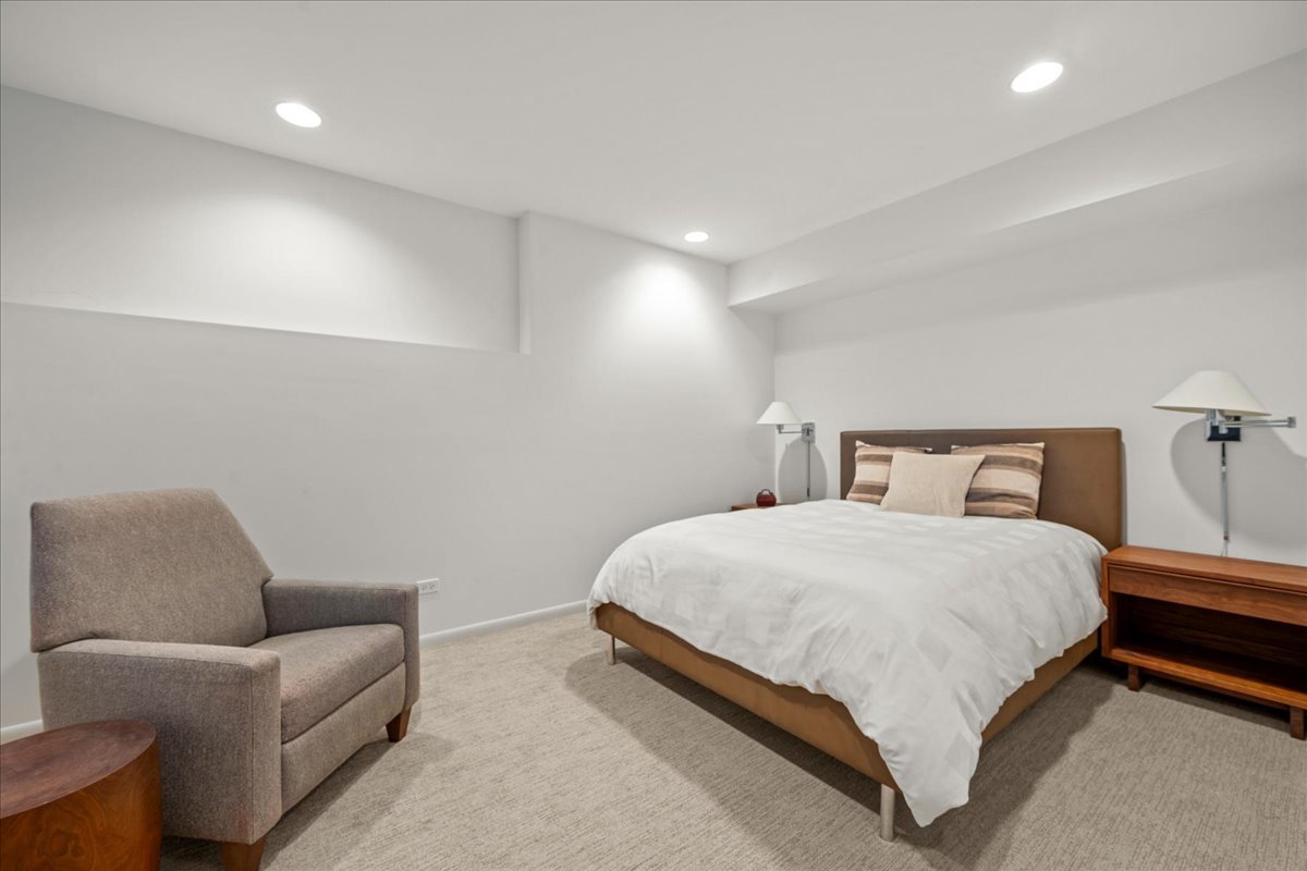 1643 Sylvester Pl Highland Park, IL 60035