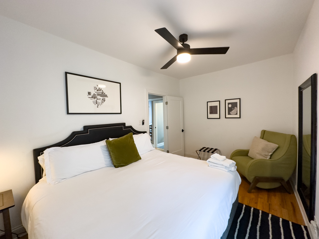 637 W Cornelia Ave #1W