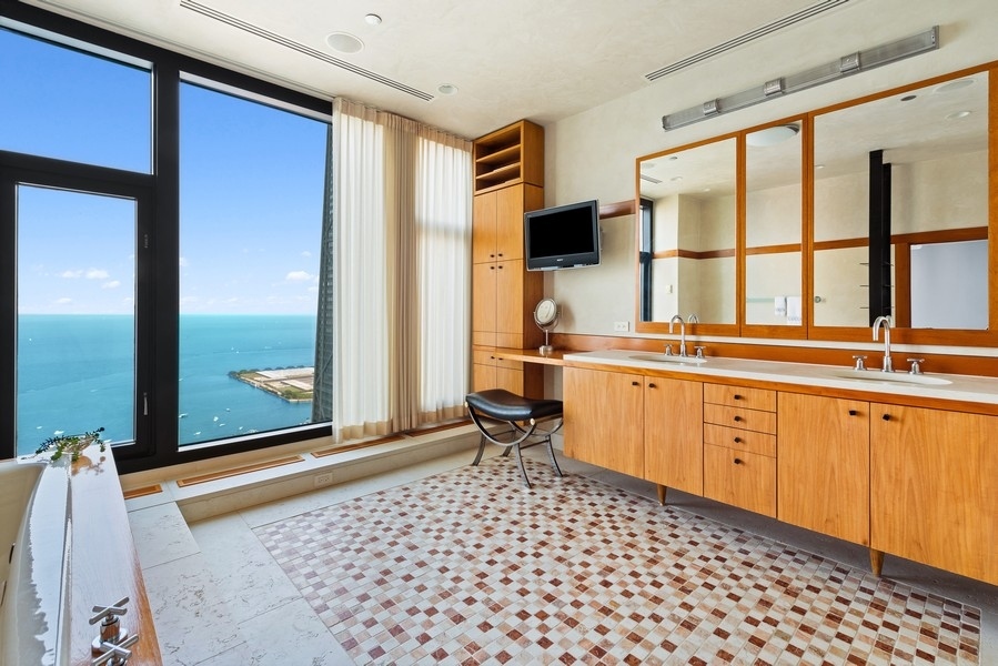 132 E Delaware Pl #6502 Chicago, IL 60611