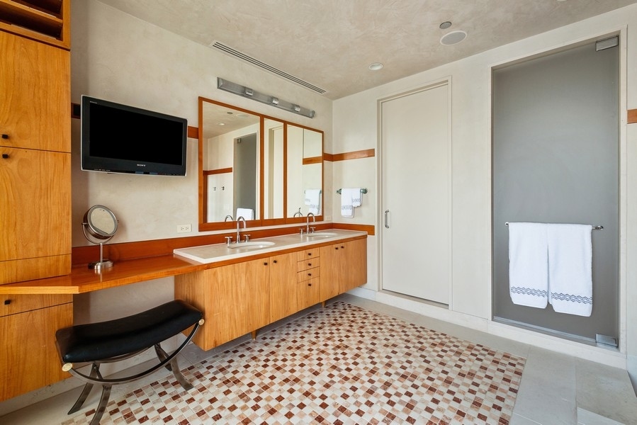 132 E Delaware Pl #6502 Chicago, IL 60611