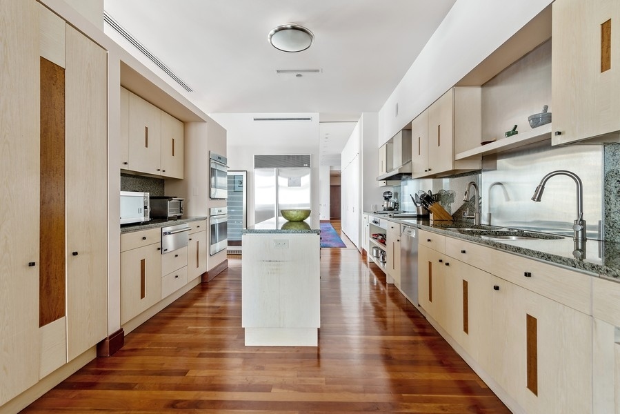 132 E Delaware Pl #6502 Chicago, IL 60611