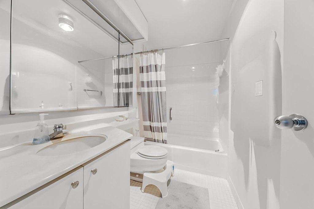 155 N Hbr Dr #1708 Chicago, IL 60601