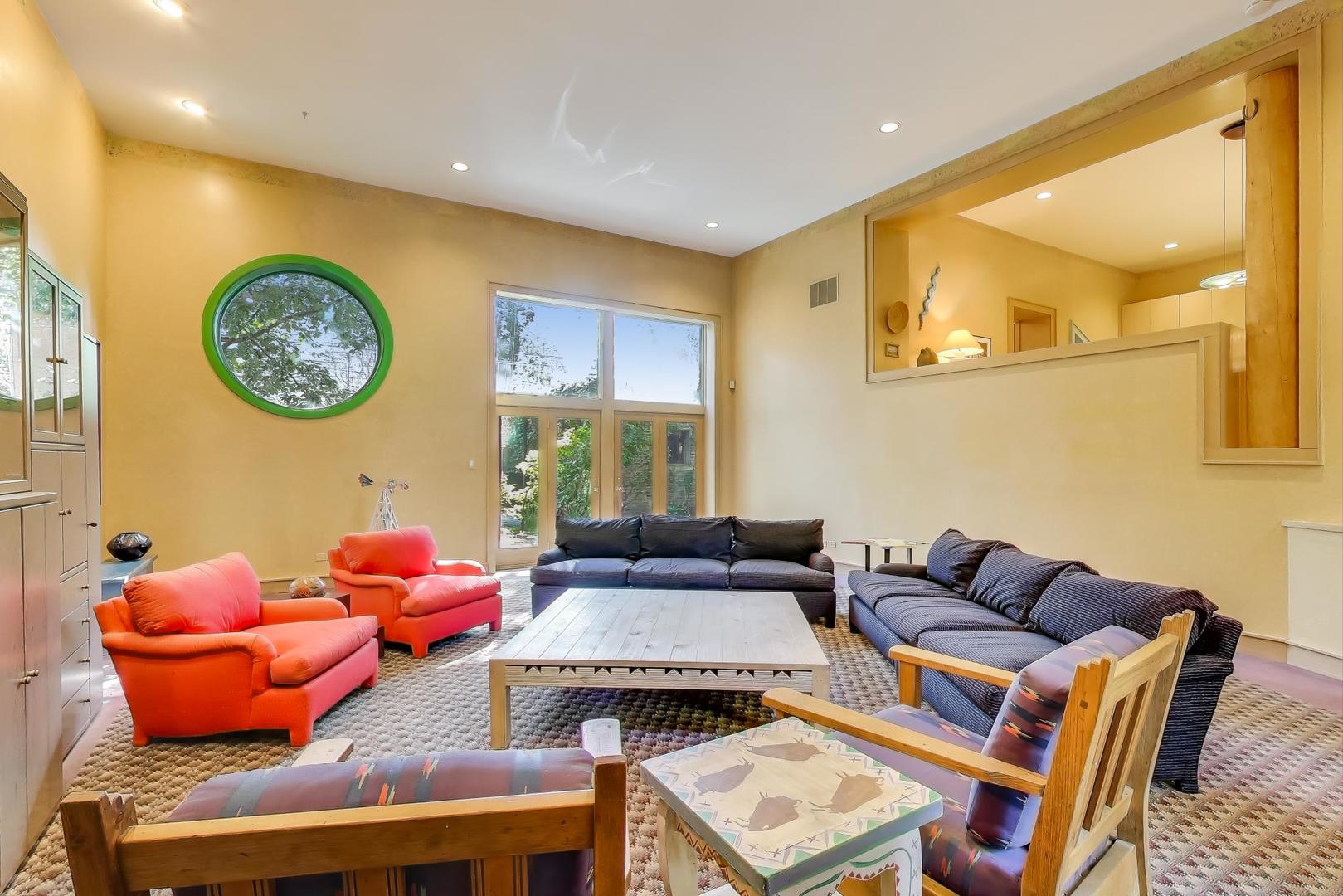 907-909 W Webster Ave Chicago, IL 60614