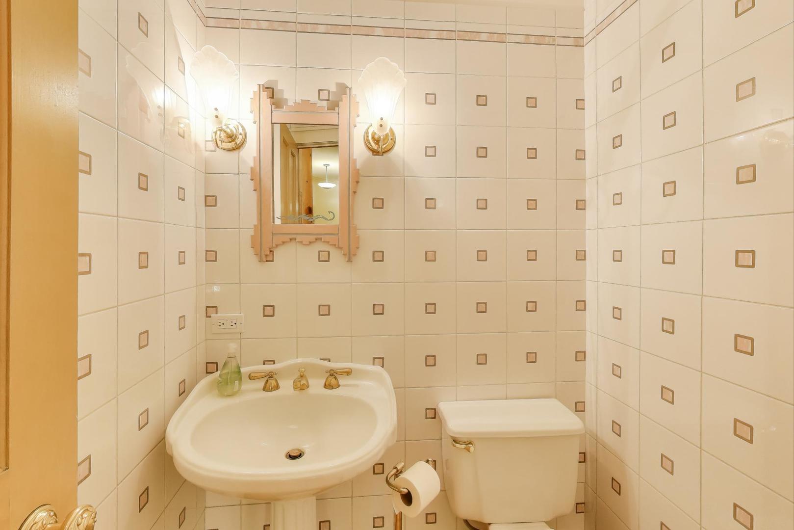 907-909 W Webster Ave Chicago, IL 60614