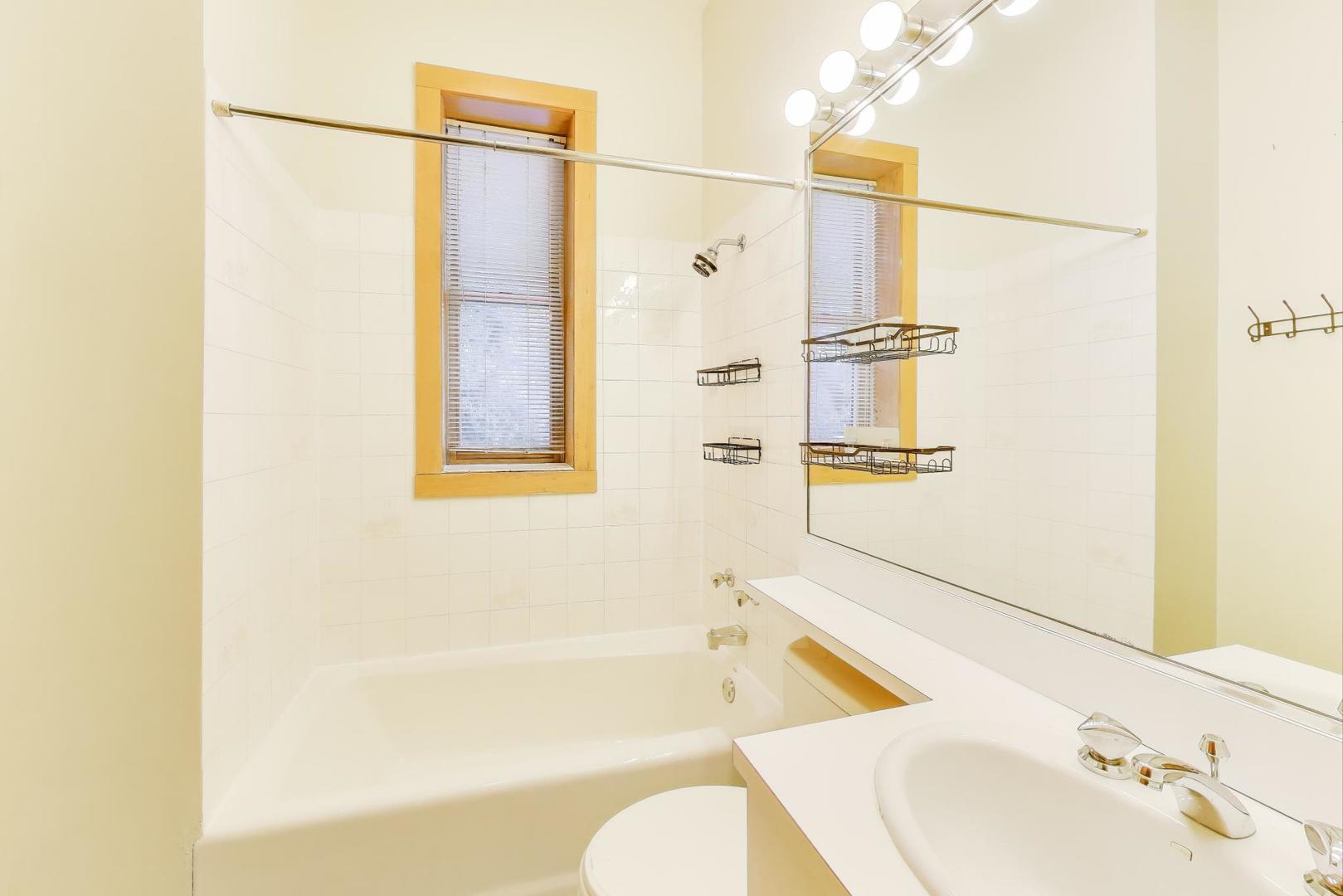 907-909 W Webster Ave Chicago, IL 60614