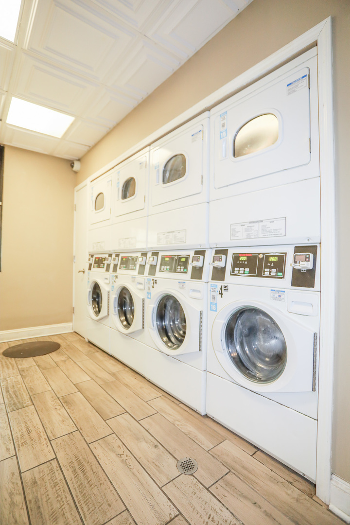 5326 S cornell Ave #400 Chicago, IL 60615