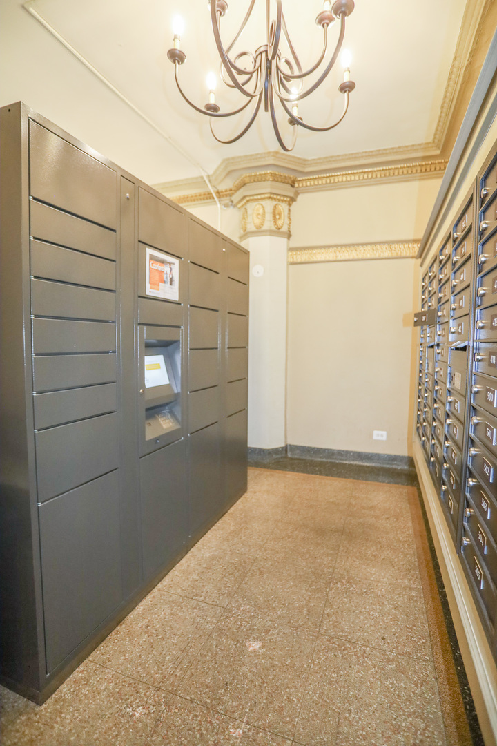 5326 S cornell Ave #400 Chicago, IL 60615