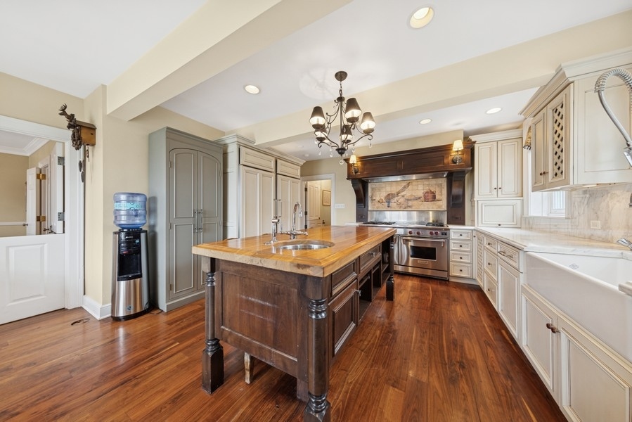 6191 S County Line Rd Burr Ridge, IL 60527