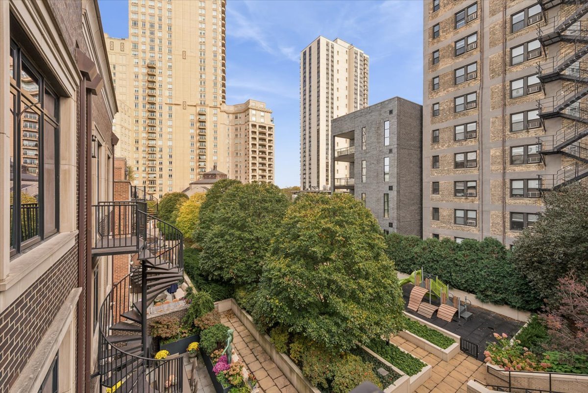 457 W Deming Pl Chicago, IL 60614