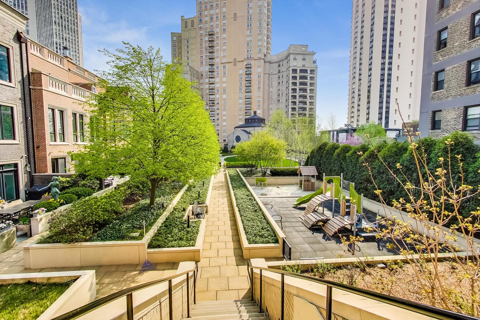 457 W Deming Pl Chicago, IL 60614