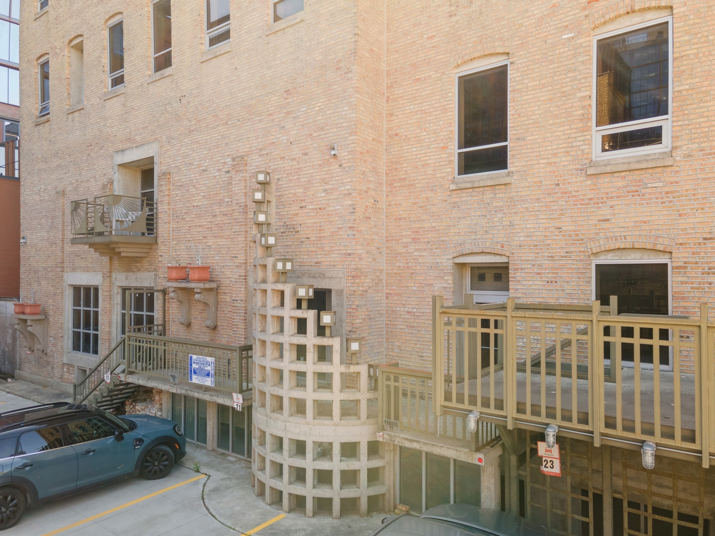 165 N May St Chicago, IL 60607