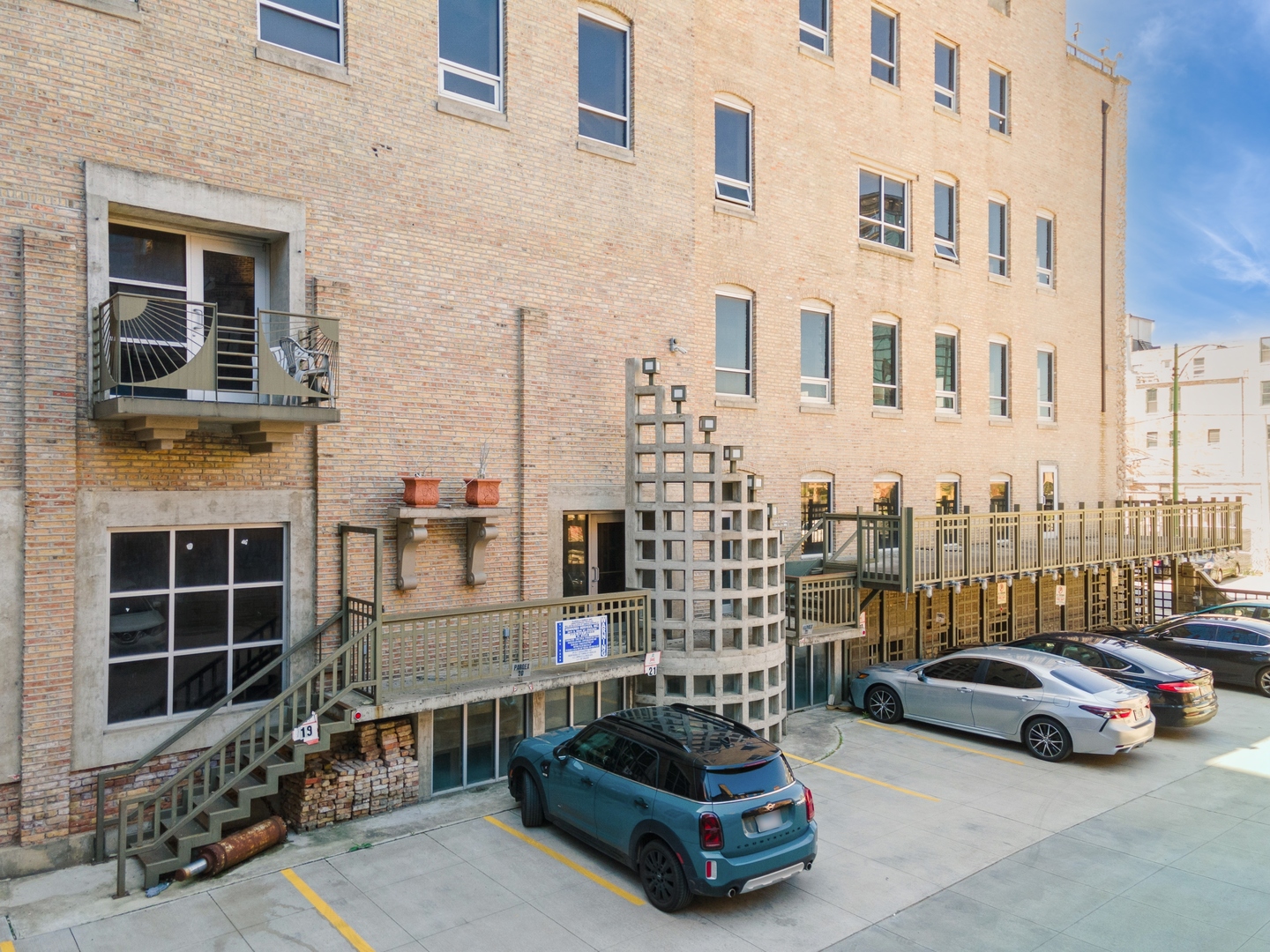 165 N May St Chicago, IL 60607