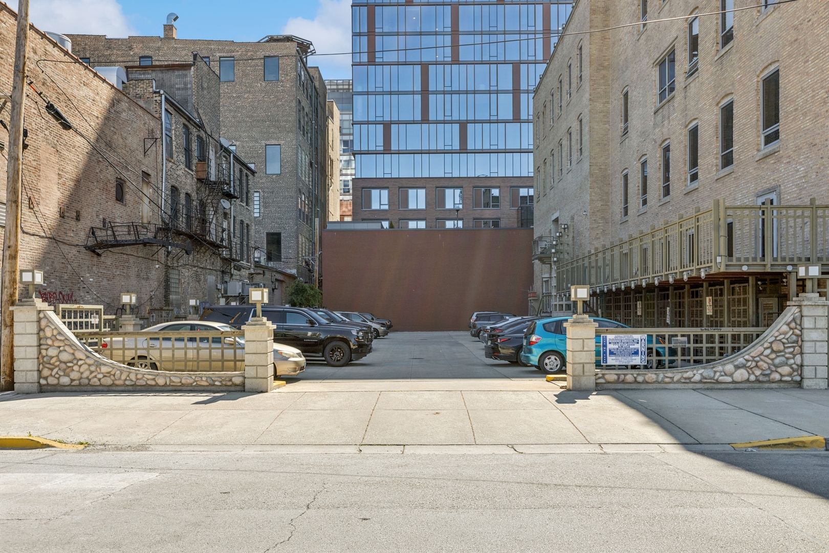 165 N May St Chicago, IL 60607