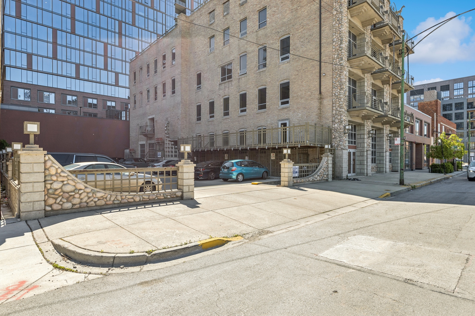 165 N May St Chicago, IL 60607