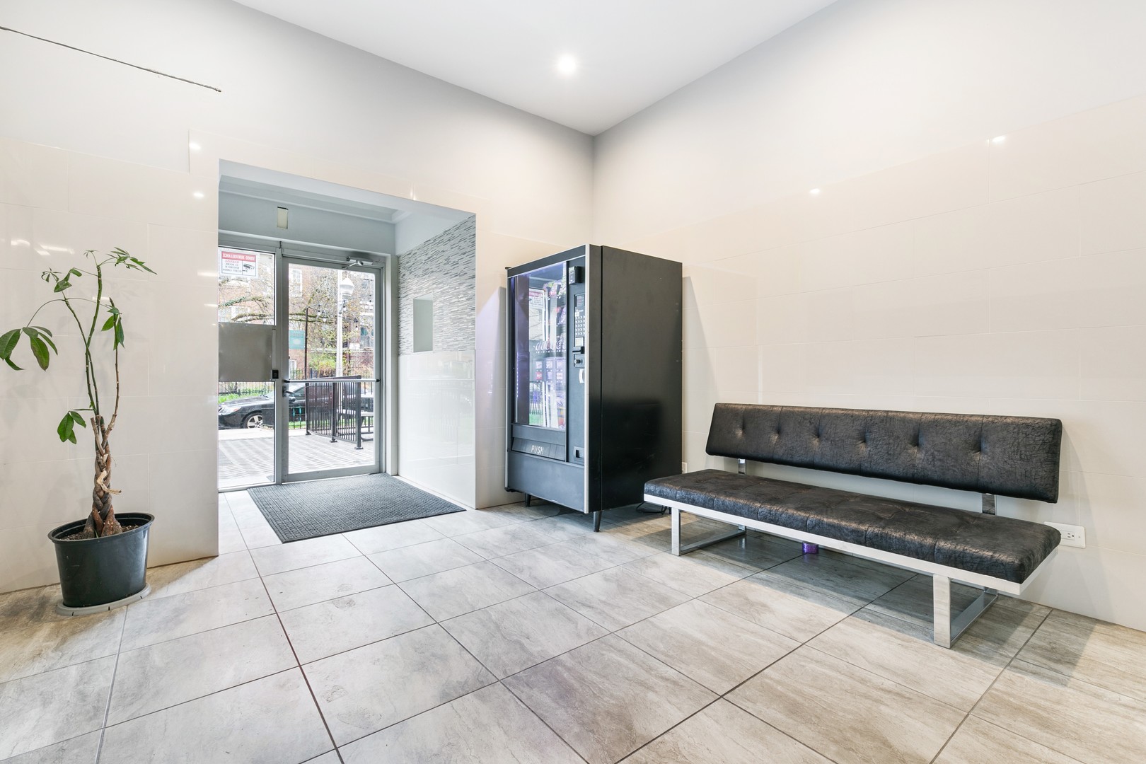 5860 N Kenmore Ave #601 Chicago, IL 60660