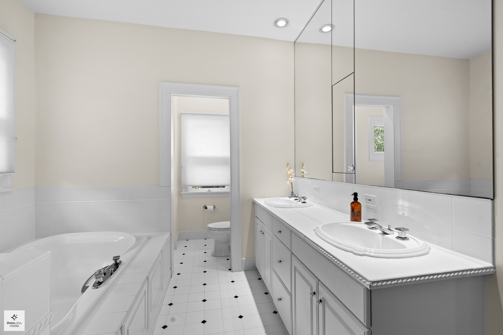 1133 Manor Dr Wilmette, IL 60091