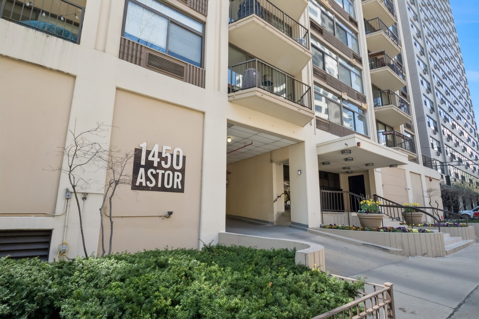 1450 N ASTOR St #8A