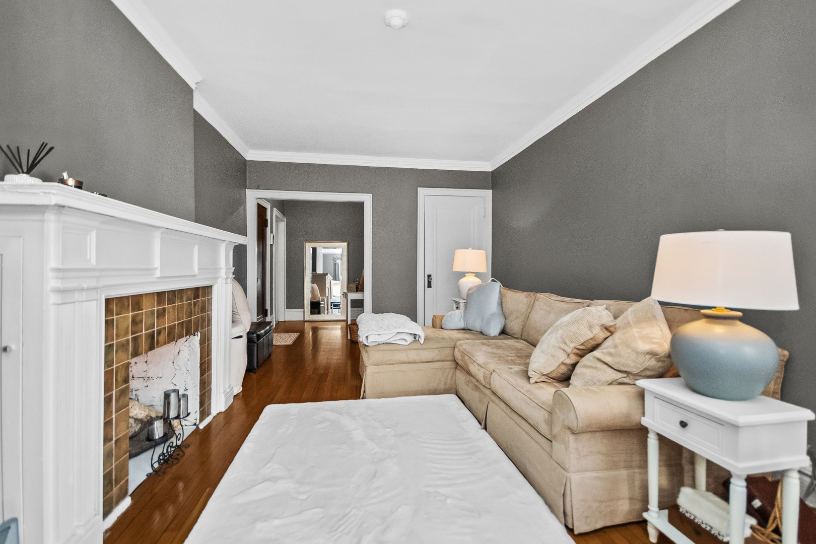 212 N Oak Park Ave #2EE Oak Park, IL 60302